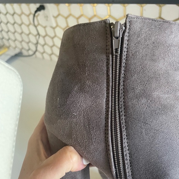 Grey faux suede ankle boots with square chunky heal. Size 6 - Picture 7 of 8